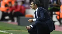 Pelatih Barcelona, Ernesto Valverde menunjukkan reaksi di tengah laga kontra Las Palmas, pada jornada 7 La Liga 2017-2018, Minggu (1/10/2017), di Estadio Camp Nou. Barcelona unggul dengan skor 3-0.  (AFP/Jose Jordan)