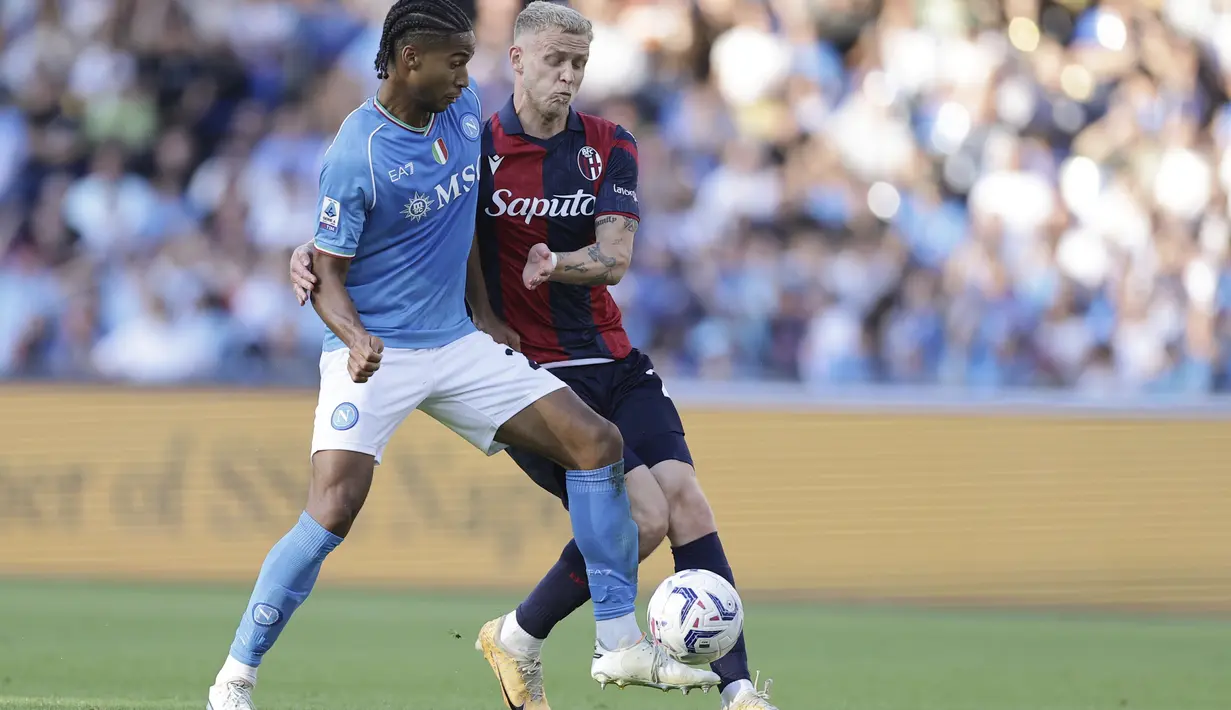 <p>Gelandang Napoli Jens Cajuste berebut bola dengan penyerang Bologna Jens Odgaard pada giornata ke-36 Serie A 2023/24 di Stadion Diego Armando Maradona, Sabtu (11/5/2024) malam WIB. (Alessandro Garofalo/LaPresse via AP)</p>
