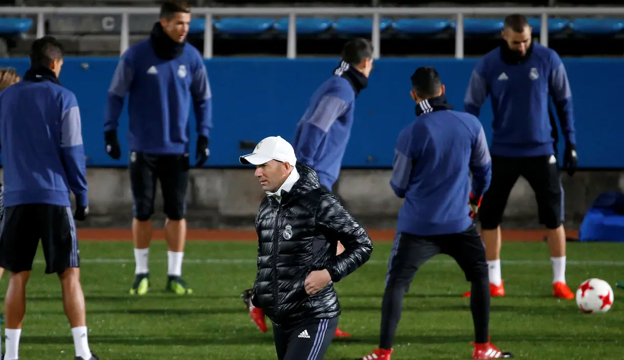 Pelatih Real Madrid, Zinedine Zidane melihat para pemainnya berlatih jelang Final Piala Dunia Antar Klub di Yokohama, Jepang  (17/12). Real Madrid akan berhadapan dengan Kashima Antlers asal Jepang. (REUTERS / Toru Hanai)