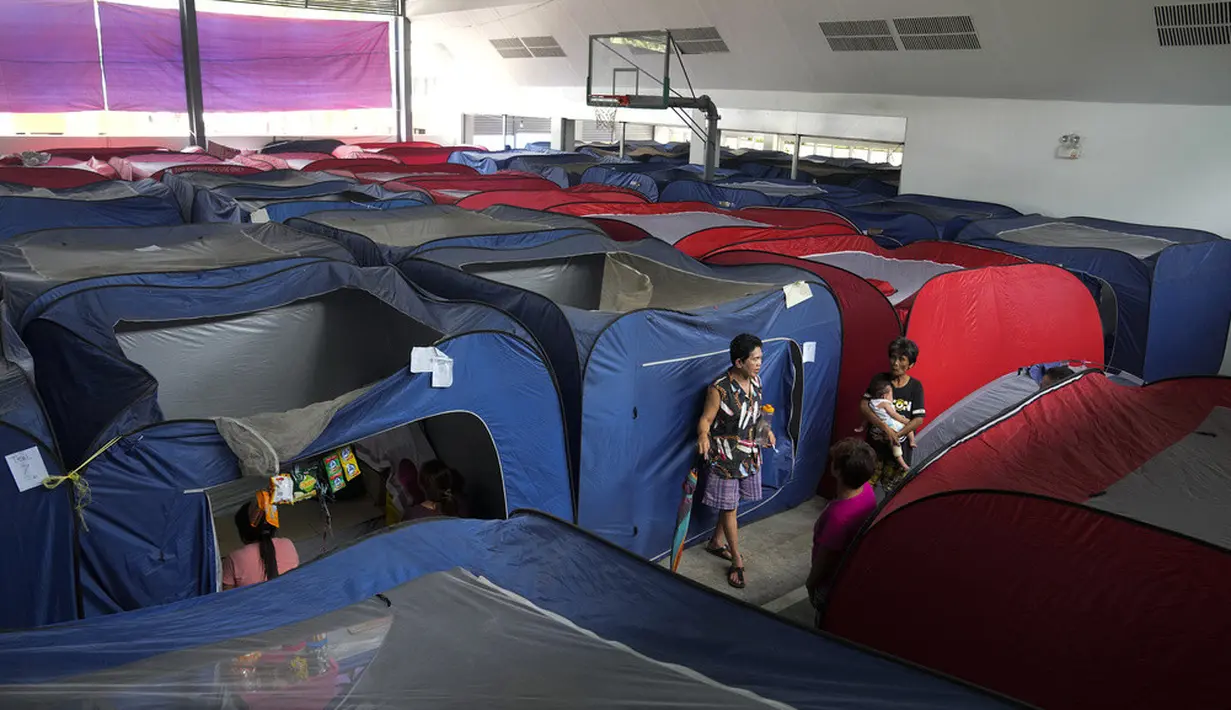 <p>Lebih dari 12.800 orang telah dipindahkan ke pusat-pusat evakuasi, kata Kantor Pertahanan Sipil Filipina. Kebanyakan warga berasal dari desa pertanian di atau dekat kaki gunung berapi tersebut. (AP Photo/Aaron Favila)</p>