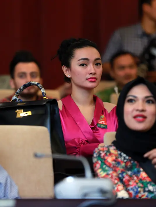 Dalam acara itu, Zaskia didepan para hadirin yang hadir dengan lantang melafalkan butir-butir dari Pancasila. (Adrian Putra/Bintang.com)