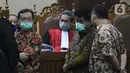 Tiga terdakwa kasus dugaan korupsi di PT Asuransi Jiwasraya dari kalangan pengusaha, Benny Tjokrosaputro, Heru Hidayat dan Joko Hartono Tirto (kiri ke kanan berdiri) saat menjalani sidang lanjutan di Pengadilan Tipikor Jakarta, Senin (6/7/2020). (Liputan6.com/Helmi Fithriansyah)