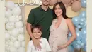 Melalui potret yang diunggah, terlihat Jessica Iskandar dengan suami dan putra tercintanya yang hangat dan harmonis. (Instagram/inijedar).