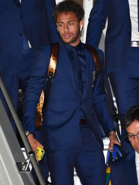 Neymar bersama timnas Brasil tiba dengan pesawat di Sochi airport, Rusia, (11/6/2018). Brasil berada pada grup E dengan Kosta Rika, Swis dan Serbia. (AFP/Nelson Almeida)