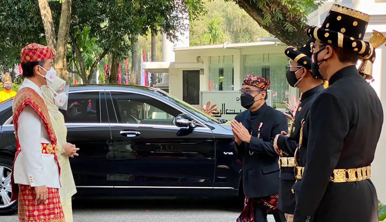 Presiden Joko Widodo dan Ibu Hj. Iriana Joko Widodo disambut Menteri Sekretaris Negara (Mensesneg) Pratikno saat  tiba menghadiri peringatan HUT ke-76 RI di Istana Merdeka, Selasa (17/8/2021 . (Foto: Laily Rachev-Biro Pers Sekretariat Presiden)