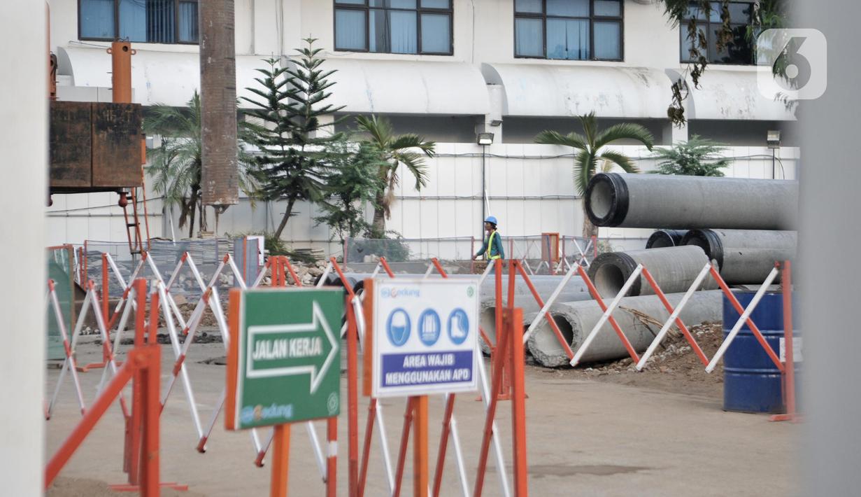 Aktivitas pekerja saat mengerjakan proyek revitalisasi Taman Ismail Marzuki (TIM), Jakarta, Selasa (26/11/2019). Pembangunan hotel berbintang di proyek revitalisasi TIM menuai penolakan dari seniman karena dinilai menjadi area komersial serta menggangu ruang berekspresi. (merdeka.com/Iqbal Nugroho)