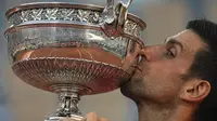 Novac Djokovic berhasil mengangkat piala French Open 2021 setelah sukses mengandaskan Stefanos Tsitsipas di Roland Garros, Paris, Prancis pada Senin (14/06/2021) dini hari WIB. Mereka harus bertarung lima set. (Foto: AP/Michel Euler)
