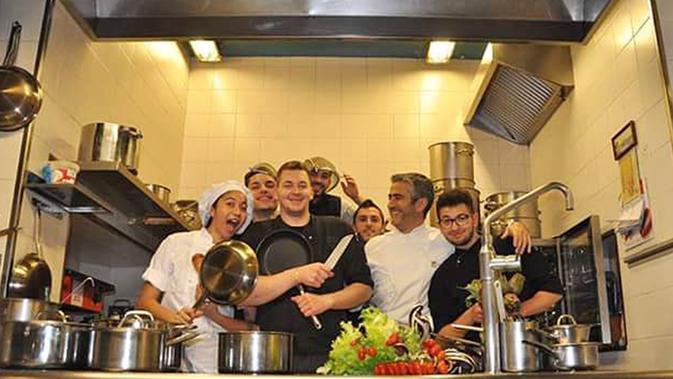 Jauh dari dunia hiburan seperti kakaknya Putri Marino, Selly Ambar Marino kini berprofesi sebagai Commis Pastry Chef di salah satu resort ternama di Bali. (Liputan6.com/IG/@ambarmarino)