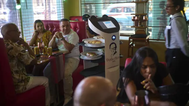 Tamu restoran di ibu kota Kuba, Havana, bernama Dona Alicia dilayani oleh pelayan robot. (AP/Ramon Espinosa)