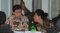 Menhub Ignasius Jonan berbincang dengan Menteri Kelautan dan Perikanan Susi Pudjiastuti saat rapat kabinet paripurna di Jakarta, Senin (3/11/2014). (Liputan6.com/Herman Zakharia) 