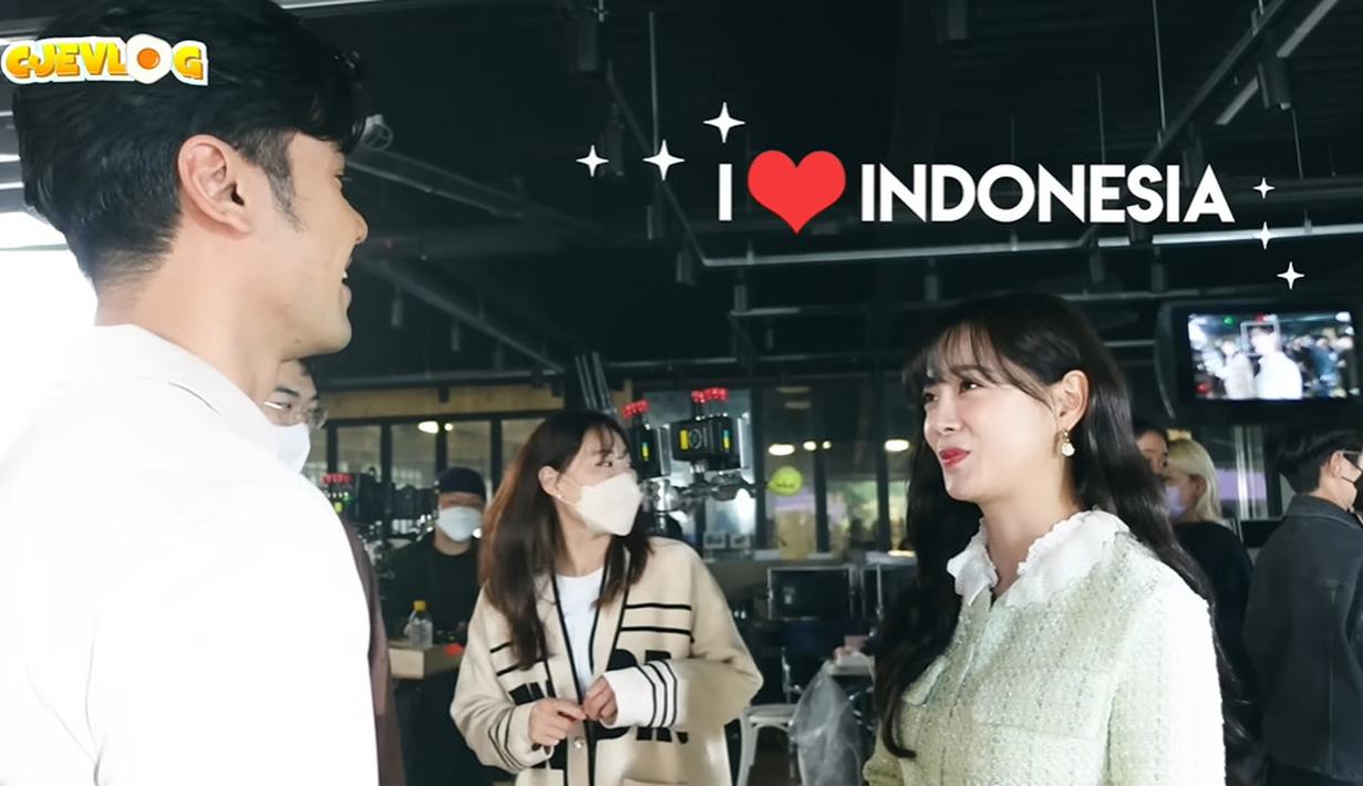 Chicco Jerikho bertanya kepada Kim Sejeong apakah dia pernah ke Indonesia sebelumnya. (Foto: YouTube/ Chicco Jerikho)