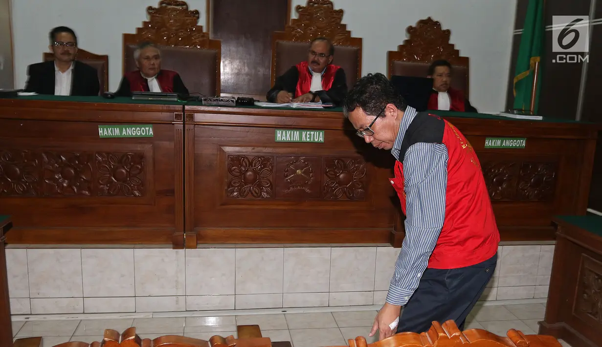 Terdakwa kasus penghancuran barang bukti dugaan pengaturan skor Joko Driyono saat menjalani sidang pembacaan tuntutan di PN Jakarta Selatan, Jakarta, Kamis (4/7/2019). Jaksa menilai terdakwa terbukti melanggar Pasal 235 jo Pasal 231 dan Pasal 55 ayat 1 ke-1 KUHP. (Liputan6.com/Herman Zakharia)