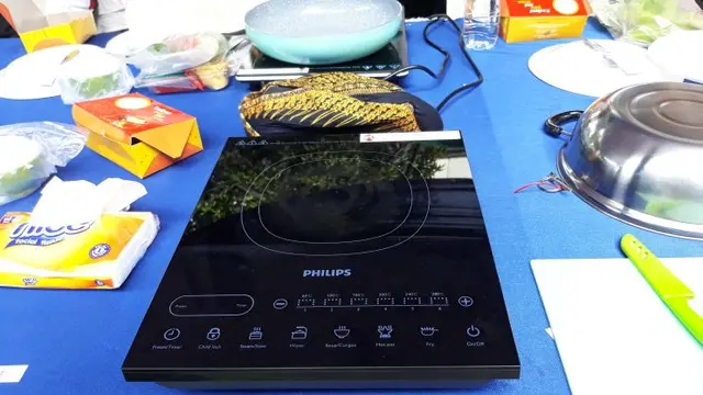 Pemecahan rekor MURI memasak nasi goreng dengan kompor induksi di 5 provinsi, Palembang, Jumat (8/2/2018). (Melani/Liputan6.com)