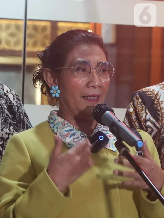 Mantan Menteri Kelautan dan Perikanan (KKP) Susi Pudjiastuti memberikan keterangan kepada awak media usai diperiksa sebagai saksi terkait kasus korupsi impor garam di Jampidsus Kejaksaan Agung, Jakarta, Jumat (7/10/2022). Penyidik Jaksa Agung Muda Tindak Pidana Khusus Kejaksaan Agung memeriksa mantan Menteri Kelautan dan Perikanan Susi Pudjiastuti sebagai saksi dalam perkara dugaan tindak pidana korupsi dalam pemberian fasilitas impor garam industri pada tahun 2016 sampai dengan 2022. (Liputan6.com/Herman Zakharia)