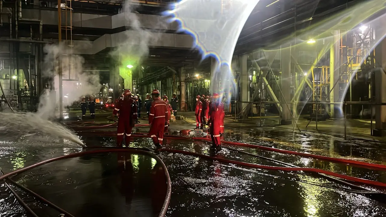 Upaya pemadaman Kilang Dumai terbakar di Riau. Dok KPI