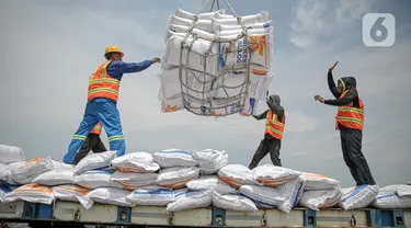 Pekerja melakukan aktivitas bongkar muat beras impor di Pelabuhan Tanjung Priok, Jakarta, Jumat (16/12/2022). Perum Bulog mendatangkan 5.000 ton beras impor asal Vietnam guna menambah cadangan beras pemerintah (CBP) yang akan digunakan untuk operasi pasar. (Liputan6.com/Faizal Fanani)