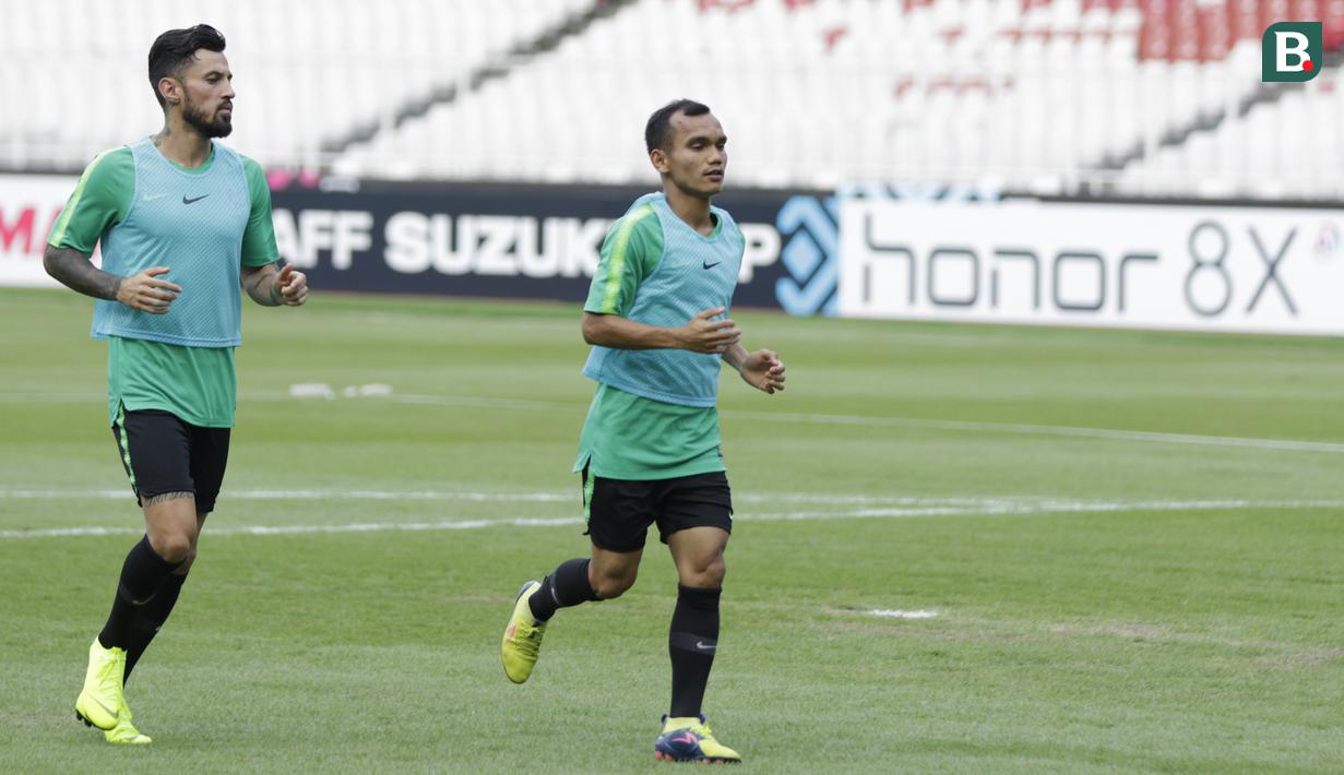 Pemain Timnas Indonesia, Stefano Lilipaly dan Riko Simanjuntak, berlari saat latihan di SUGBK, Jakarta, Sabtu (24/11). Latihan ini persiapan jelang laga Piala AFF 2018 melawan Filipina. (Bola.com/Vitalis Yogi Trisna)