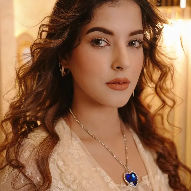 8 Potret Tasya Farasya Berdandan Ala Selebriti Dunia, Mirip Banget
