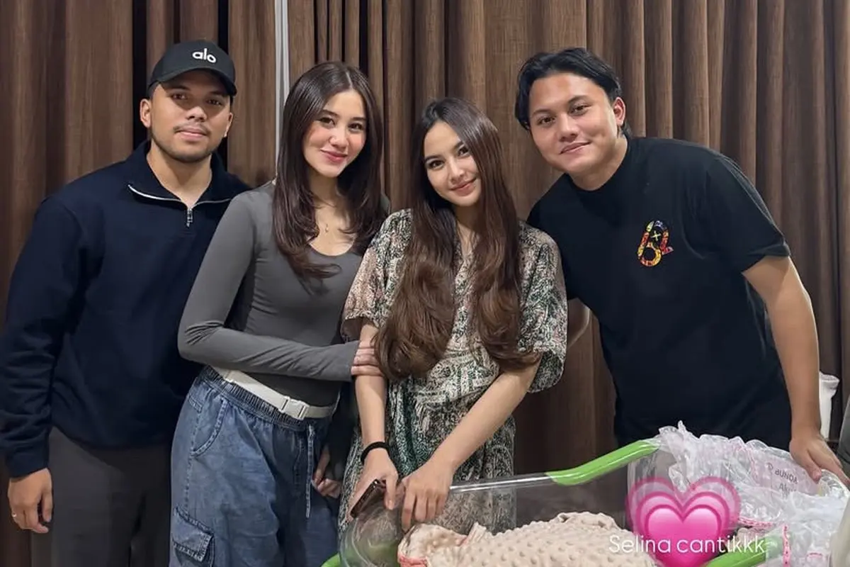 Riasan Minimalis Aaliyah Massaid saat Jenguk Mahalini Pasca Melahirkan