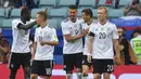 Para pemain Jerman merayakan gol Leon Goretzka pada laga grup B Piala Konfederasi 2017 di Fisht Stadium, Sochi, Rusia, (19/6/2017). Jerman menang 3-2. (AP/Martin Meissner)