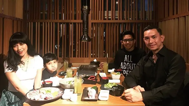 Jarang Tersorot, Ini 6 Potret Harmonisnya Keluarga Aditya Herpavi
