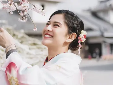 Berkunjung ke Jepang, kurang lengkap jika tak menikmati keindahan bunga Sakura dan mengenakan kimono. Selalu tampil anggun menggunakankan baju khas Indonesia, Dian Sastrowardoyo terlihat mempesona mengenakan kimono putih dan pink soft di Toei Kyoto Studio Park.(Liputan6.com/IG/@therealdisastr)
