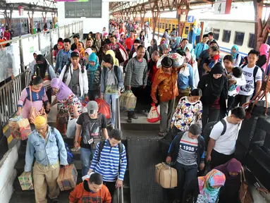 Sejumlah pemudik sudah melakukan arus balik dengan mengunakan kereta api di Stasiun Senen, Jakarta, Senin, (20/7/2015). Dipredeksikan puncak arus balik di stasiun pasar senen akan terjadi pada hari Selasa atau Rabu. (Liputan6.com/Herman Zakharia)