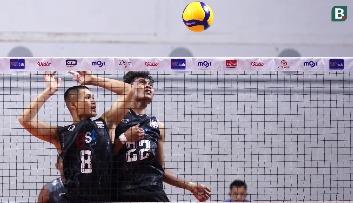 Pemain Timnas Voli Thailand, Anurak Phanram (kanan) dan Pinkaew Prasert melihat bola pada laga putaran pertama SEA V League 2023 melawan Timnas Voli Indonesia di Padepokan Voli Jenderal Polisi Kunarto, Bogor, Minggu (23/07/2023). (Bola.com/Bagaskara Lazuardi)