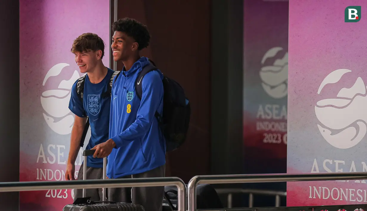 <p>Pemain Timnas Inggris U-17, Josh Acheampong (kanan) berbincang dengan rekannya, Tyler Dibling saat tiba di Terminal 3 Bandara Soekarno Hatta, Tangerang, Banten menjelang Piala Dunia U-17 2023 pada Jumat (03/11/2023). (Bola.com/Bagaskara Lazuardi)</p>