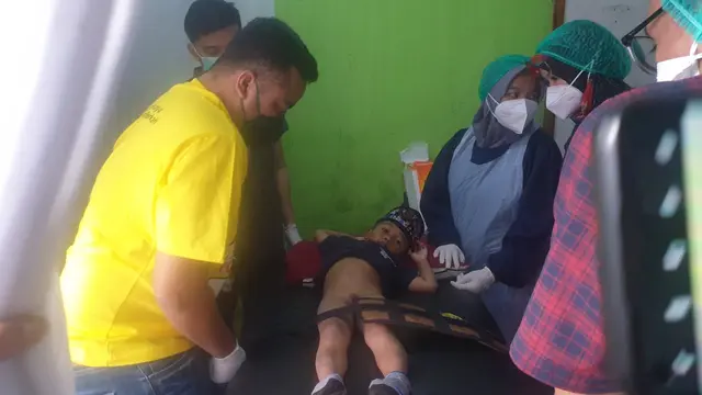 Salah satu anak warga tak mampu tengah mendapatkan layanan khitanan massal dari Yayasan Senyum Indonesia, di Kampung Siderang Legok, Desa Cintanagara, Kecamatan Cigedug, Garut, Jawa Barat.