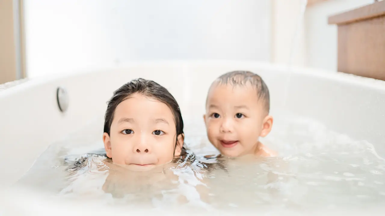 anak mandi