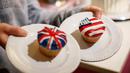 Cupcakes edisi khusus untuk menghormati pernikahan Pangeran Harry dan Meghan Markle di Hummingbird Bakery, London, 11 Mei 2018. Pernikahan Harry dan Meghan akan digelar 19 Mei mendatang di Kapel St. George, Istana Windsor. (AFP/Tolga AKMEN)