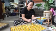 Pekerja memproduksi berbagai jenis kue kering di Botisha Cookes Kampung Nastar, Larangan, Tangerang, Banten, Kamis 12 Maret 2026. (merdeka.com/Arie Basuki)