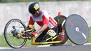 Atlet ParaCycling, Soemantri saat laga di nomor Mens H4-5 Road Race Asian Para Games 2018 di Sirkuit Sentul, Bogor, Selasa (9/10). Soemantri berhasil merebut medali perunggu. (Liputan6.com/Helmi Fithriansyah)