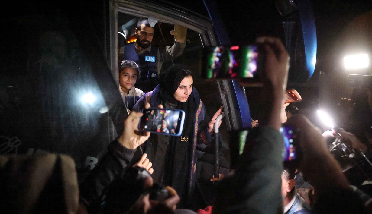 Kedatangan mereka menyusul pembukaan kembali Penyeberangan Rafah yang sempat ditutup sejak Mei 2024. Tampak dalam foto, warga Palestina yang datang dari penyeberangan Rafah, Mesir, tiba di Rumah Sakit Nasser di Khan Yunis, Jalur Gaza selatan pada 2 Februari 2026. (Bashar Taleb/AFP)