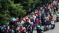 Antrean pengunjung untuk memasuki KAI Travel Fair 2017  mengular hingga ke jalan raya di lokasi acara, JCC Senayan, Jakarta, Sabtu (29/7). Mereka mengantre tiket kereta api diskon yang diselenggarakan oleh PT KAI. (Liputan6.com/Angga Yuniar)