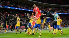 Pemain Juventus merayakan kemenanganya usai bertanding melawan Tottenham Hotspur dalam pertandingan Liga Champions leg kedua di Stadion Wembley, London (7/3). Juventus menang 2-1 atas Tottenham Hotspur. (AP Photo / Frank Augstein)