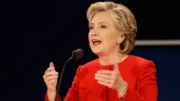 Capres dari Partai Demokrat, Hillary Clinton menjawab pertanyaan saat debat dengan capres dari Partai Republik Donald Trump pada debat pertama pemilu Amerika Serikat di Hofstra University, Hempstead, New York, Senin (26/09). (AP Photo/David Goldman)