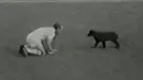 Striker Inggris Jimmy Greaves berhasil menangkap anjing dan membawanya ke luar lapangan. Sialnya, ia malah dikencingi oleh binatang tersebut. (istimewa)