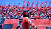 Selebrasi Marc Marquez saat juara balapan MotoGP Aragon 2025. (JOSE JORDAN / AFP)