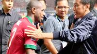 Presiden Joko Widodo mengucapkan selamat kepada kapten Timnas, Boaz Solossa. (Setpres)