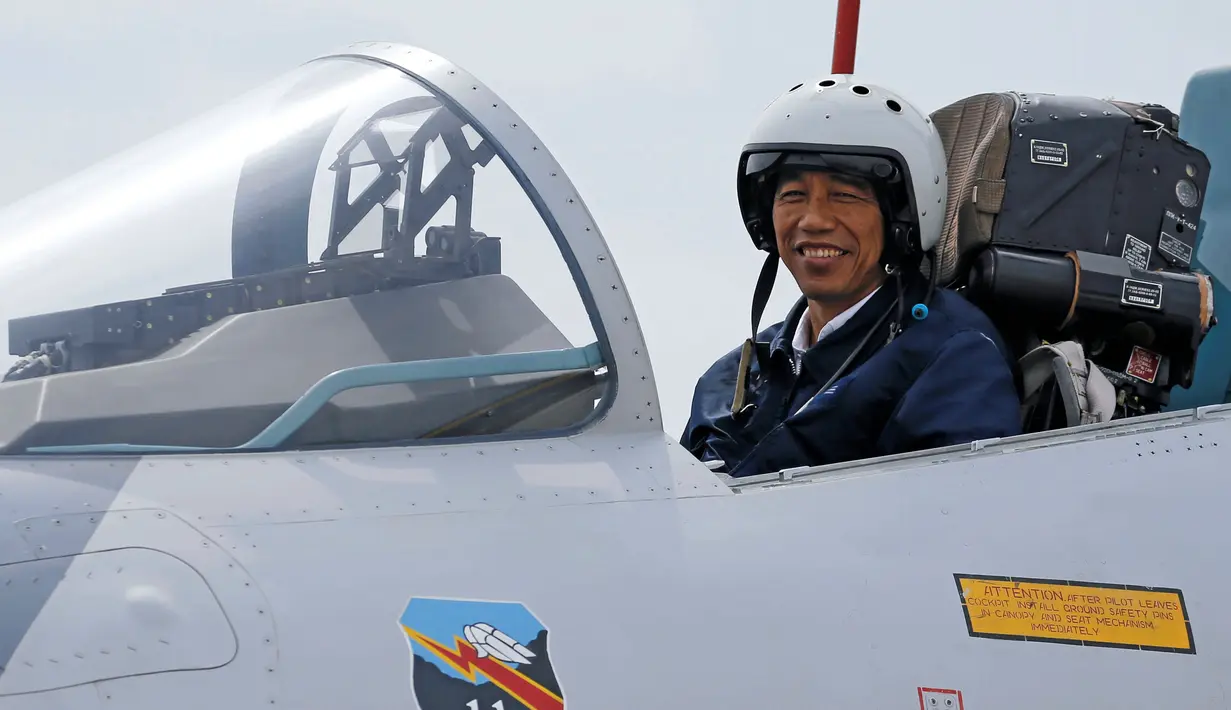 Presiden Jokowi saat berada di kokpit jet tempur Sukhoi Su-27/30 di Natuna, Kepulauan Riau, Kamis (6/10). Tak hanya meninjau kekuatannya saja, Jokowi juga melihat langsung aksi alutsista milik TNI. (REUTERS/Beawiharta)