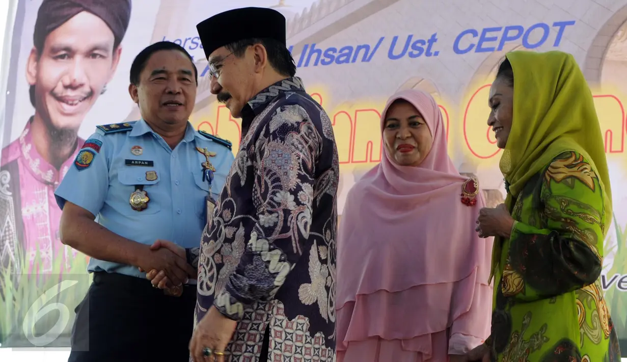 Mantan Ketua KPK Antasari Azhar berjabat tangan dengan Kalapas Kelas I Tangerang Arpan saat mengikuti acara syukuran perpisahan Antasari Azhar di Lapas Klas I Tangerang, Selasa (8/11). (Liputan6.com/Helmi Afandi)