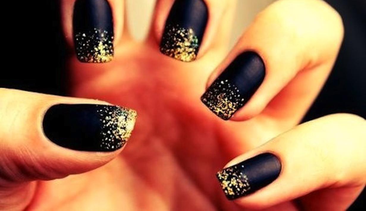 Tampil Cetar Dengan Nail Art Black and Gold Super Elegan Photo