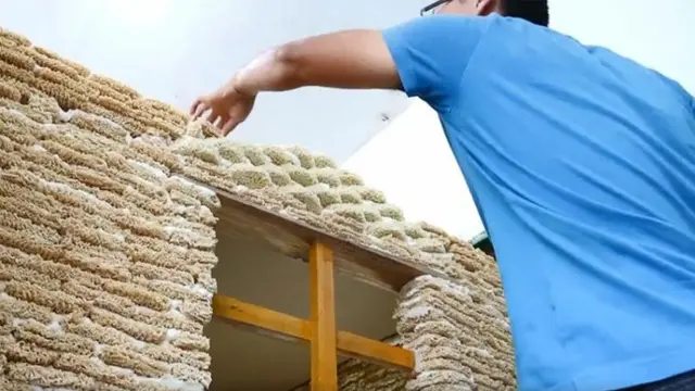 Demi Calon Anaknya, Pria Buat Rumah Bermain Pakai 2000 Mi Instan