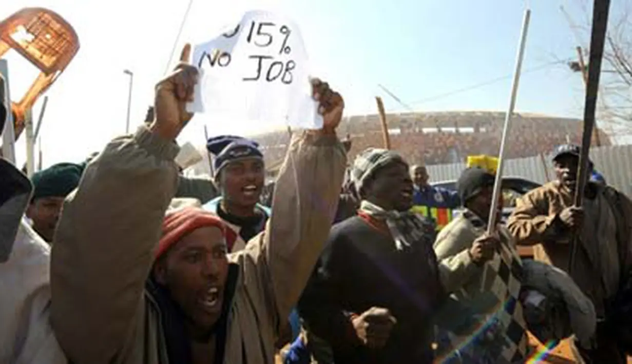 Sekitar 2 ribu pekerja konstruksi melakukan aksi mogok, menuntut kenaikan upah, di depan Soccer City Stadium, Soweto, dekat Johannesburg, 8 Juli 2009. AFP PHOTO / ALEXANDER JOE 