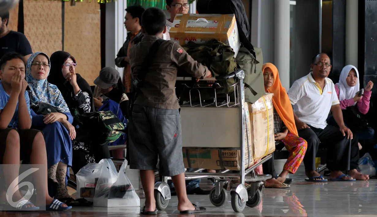 Suasana Bandara Soekarno Hatta, Tangerang, Jumat (10/7/2015). Puluhan jadwal penerbangan dibatalkan karena erupsi Gunung Raung yang menjadi jalur utama untuk penerbangan khususnya ke Bali. (Liputan6.com/JohanTallo)