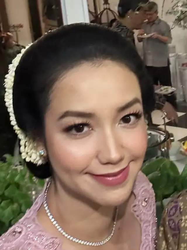 Tujuh Bulanan Kehamilan Pertama Velove Vexia dengan Adat Jawa. [@jusuf_long]