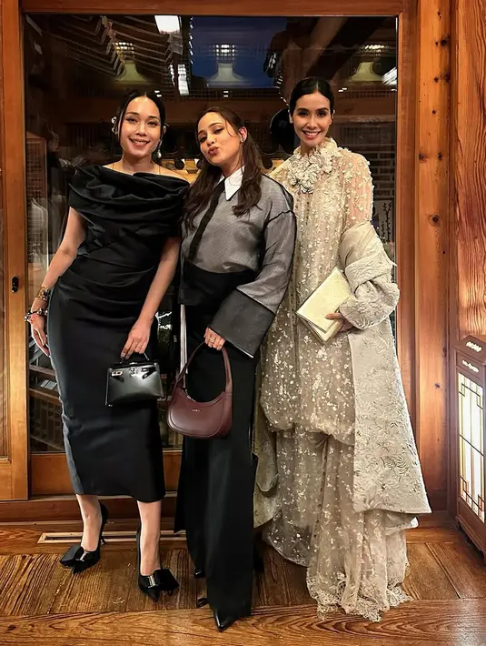 Tampilan glamor Marsha Timothy dilengkapi dengan clutch putih dan open toe heels warna champagn [@marshatimothy]