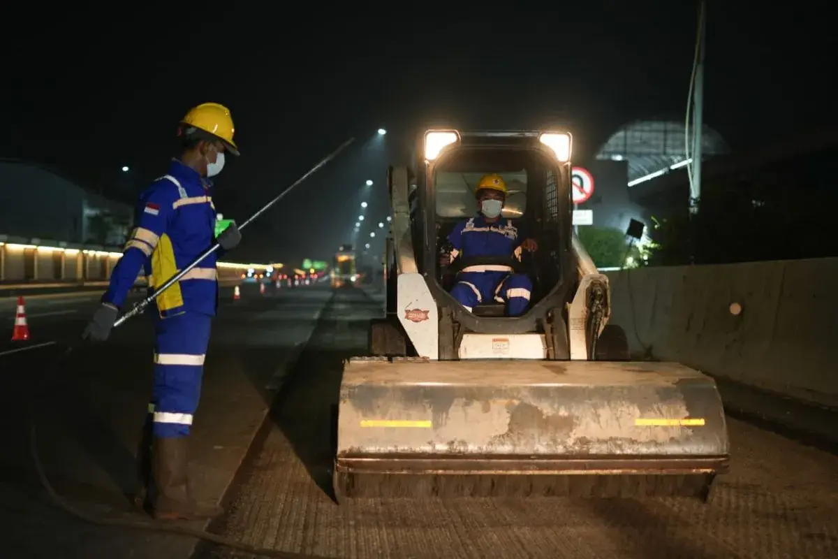Petugas PT Jasamarga Tollroad Maintenance (JMTM) melakukan pekerjaan preservasi jalan di salah satu ruas tol yang dikelola Jasa Marga (Istimewa)